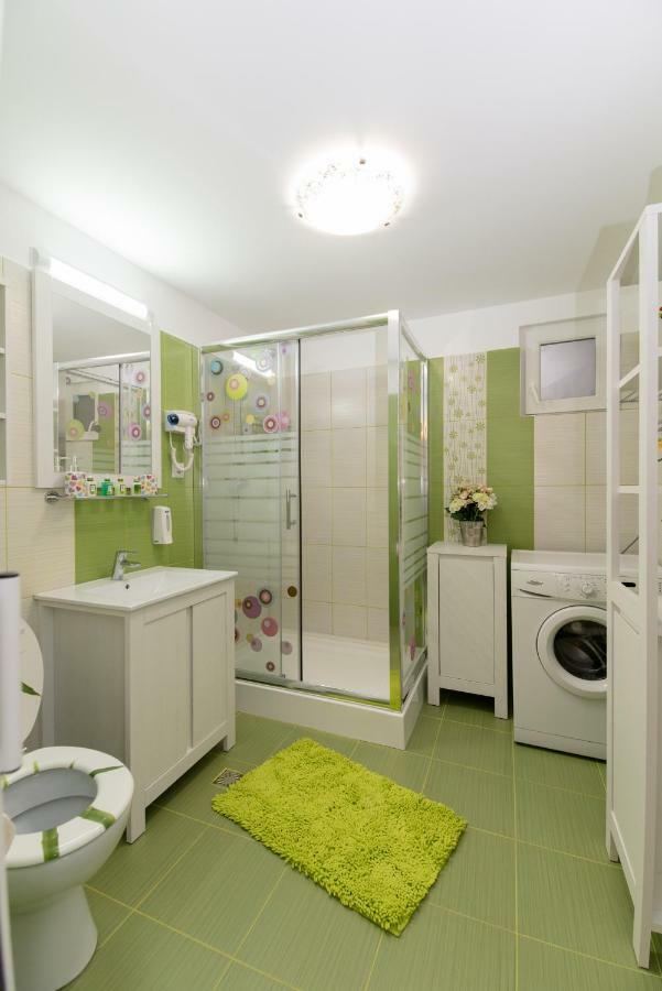 Queen Holiday Apartment Bukarest Exteriör bild