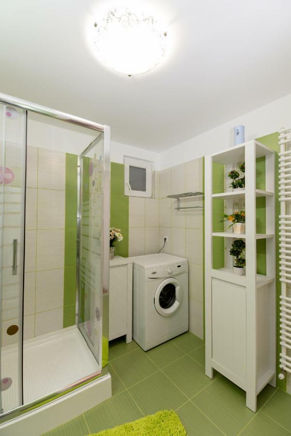 Queen Holiday Apartment Bukarest Exteriör bild